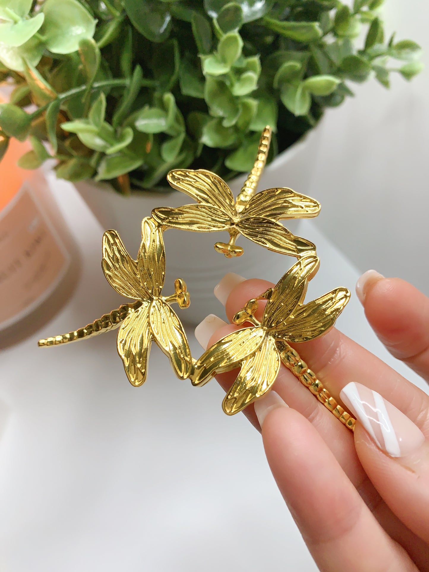 GOLDEN DRAGONFLY SPHERE HOLDER